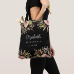 Rustic Floral Wedding Blush Rozen Bridesmaids Tote Bag<br><div class="desc">Verrassend uw bruidsmeisjes en brudale partij met deze absoluut mooie canvas tas met een romantische, stompzinnige roos grens en drie lijnen van douanetekst tegen een verbluffende zwarte achtergrond (verander gemakkelijk de achtergrondkleur om uw trouwkleuren aan te passen). Voeg de naam van je bruidsmeisje, Maid of Edelachtster, Matron, etc. en je...</div>