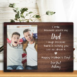 Rustic Funny Dad Poem Custom Photo Vaderdag Fotoplaat<br><div class="desc">Verrassend vader deze vaders dag met een gepersonaliseerde 3 fotoplaque. "Ik lach omdat je mijn DAD bent, ik lach om je, want je kunt er niets aan doen." Pas dit vaders plaatje aan met favoriete foto, bericht en naam.. Bezoek ons collectie voor de beste vaderdag en gepersonaliseerde vaders cadeaus. COPYRIGHT...</div>