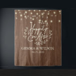 Rustic gelukkig ooit na het binden van de ladingli wandkleed<br><div class="desc">Doordat het ontwerp voor de Danswervel van bedrukte donkere houten achtergrond is voorzien van tekenreeksen van licht over de bovenkant en de woorden die gelukkig ooit in een uniek script zijn omringd door eenvoudige laurelbladeren met namen en trouwdatum die u kunt personaliseren.</div>