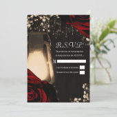 Rustic Glow Lantern en Dark Red Roses Wedding RSVP Kaart (Staand voorkant)