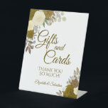 Rustic Gold Boho Chic Floral Gifts & Cards Wedding Reclamebord Met Voetstuk<br><div class="desc">Dit mooie voetstuk zal je trouwgasten laten weten waar ze hun cadeautjes en kaarten moeten achterlaten. Hij is uitgerust met een roestachtig boho floral design met handbeschilderde waterverf rozen in geel en goud. Er is een korte boodschap van dank,  samen met de namen van het stel.</div>