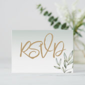 Rustic Gold Script en Sage Green Foliage Wedding RSVP Kaartje (Staand voorkant)