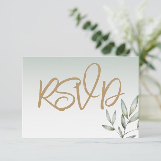 Rustic Gold Script en Sage Green Foliage Wedding RSVP Kaartje (Staand voorkant)