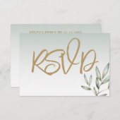 Rustic Gold Script en Sage Green Foliage Wedding RSVP Kaartje (Voorkant / Achterkant)