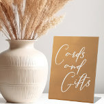 Rustic Gold Typography Fall Wedding Kaarten & Gift Reclamebord Met Voetstuk<br><div class="desc">Dit superieure gouden trouwkaartje en cadeaubord kenmerkt elegante witte typografie die op een onderschatte aardtoongradiënt wordt bedekt. Eenvoudige oranje en bruine tinten volgen de huidige herfst voor een bohemische bruiloft dit najaar. Voltooi de blik met uw minimalistisch manuscript over de kleur langzaam verdwijnen.</div>
