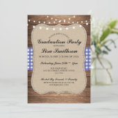 Rustic Graduation Party Blue Check Wood Invite Kaart (Staand voorkant)