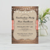 Rustic Graduation Party Red Check Wood Invite Kaart (Staand voorkant)