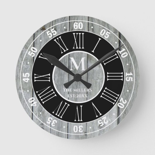Rustic Gray Wood Monogram Roman Numeral Farmhouse Ronde Klok (Voorkant)