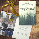 Rustic Green Pine Trees Merry kerstfoto Feestdagen Kaart<br><div class="desc">Deze vakantiekaart is voorzien van een rustige waterverf met een bos van groene dennenbomen dat in mist of nevel is gehuld. Op de voorkant van de kaart staat Wishing you and your a very Merry Kerstmis. Binnen is ruimte voor uw foto, een korte nota evenals uw handtekening. Perfecte kaart voor...</div>