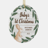 Rustic Greenery Bunny Baby's eerste kerstfoto Keramisch Ornament (Rechts)