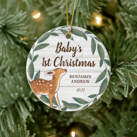Rustic Greenery Deer Baby's eerste kerstfoto Keramisch Ornament (Boom)