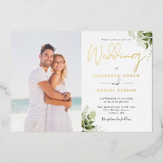 Rustic Greenery Monogram Foto Weddenschap Gold Folie Uitnodiging (Voorkant)
