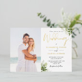 Rustic Greenery Monogram Foto Weddenschap Gold Folie Uitnodiging (Staand Voorkant)