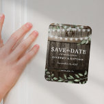Rustic Greenery Trouwkoelkast Save the Date Magneet<br><div class="desc">Rustic country bruiloft redt de date fridge magnet met een donkere schuur ok barrel achtergrond, twijnende snaarlichten, elegante waterverf groen, je monogram en moderne trouwformulering. Klik op de knop "Aanpassen" voor verdere personalisatie van deze sjabloon. U zult al tekst, met inbegrip van de stijl, de kleuren, en de grootte kunnen...</div>