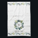 Rustic Greenery Waterverf Laurel Wreath Monogram Theedoek<br><div class="desc">Deze gepersonaliseerde rustige keukenhanddoek is voorzien van een handgeschilderde waterverf groene laurel met een monogram initiaal in het midden op een achtergrond van wit en grijs wethered hout. Hieronder staat je familienaam en grens van botanische bladeren. Geniet van ons hart tot het jouwe!</div>