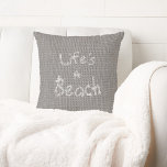 Rustic Grey Burlap Style "Het leven is een strand" Kussen<br><div class="desc">Rustic strand house gray burlap ziet er textuur uit met "Het leven is een strand (voorzijde),  en "Geniet van de golven" (achterzijde). Het inspirerend citaat kan aan uw eigen favoriete citaat of uitdrukking worden gepersonaliseerd.</div>