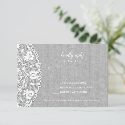 Rustic Grey Canvas + White Lace bruiloft RSVP (Staand voorkant)