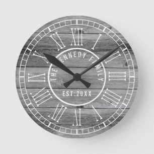 Rustic Grey Wood Familienaam White Roman Numeral Ronde Klok