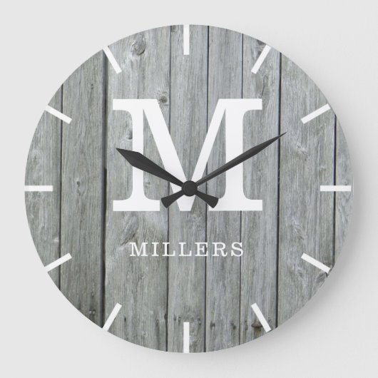 Rustic Grey Wood Farmhouse Monogram Naam Grote Klok (Voorkant)