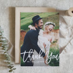 Rustic Hand Lettering Photo Weduwnaar Hartelijk da Bedankkaart<br><div class="desc">Geef bedankt aan je familie en vrienden met deze bijtende fotobruiloft. Bedankt voor je kaart met het witte script. Pas deze gevouwen kaart aan door uw eigen foto en details toe te voegen. Dit zal ook perfect zijn voor afstuderen en andere gebeurtenissen.</div>