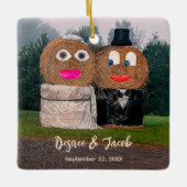 Rustic Hay Bale Funny Bride en Groom Keramisch Ornament (Voorkant)