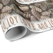 Rustic Holiday Love and Joy Pine Cone Cadeaupapier (Rol Hoek)