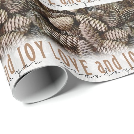 Rustic Holiday Love and Joy Pine Cone Cadeaupapier (Rol Hoek)