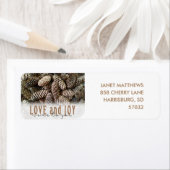 Rustic Holiday Love and Joy Pine Cone Etiket (Insitu)