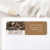 Rustic Holiday Love and Joy Pine Cone Etiket (Insitu)