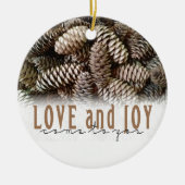 Rustic Holiday Love and Joy Pine Cone Keramisch Ornament (Voorkant)