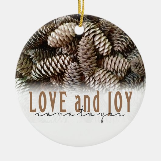 Rustic Holiday Love and Joy Pine Cone Keramisch Ornament (Voorkant)