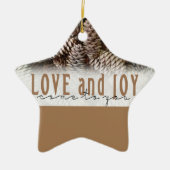 Rustic Holiday Love and Joy Pine Cone Keramisch Ornament (Voorkant)