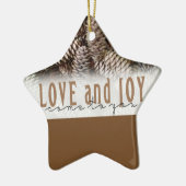 Rustic Holiday Love and Joy Pine Cone Keramisch Ornament (Links)