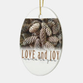 Rustic Holiday Love and Joy Pine Cone Keramisch Ornament (Links)