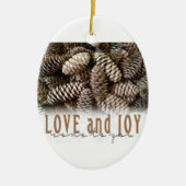 Rustic Holiday Love and Joy Pine Cone Keramisch Ornament (Voorkant)