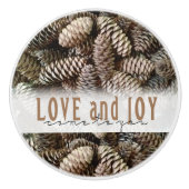 Rustic Holiday Love and Joy Pine Cone Keramische Knop (Voorkant)