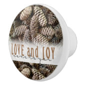 Rustic Holiday Love and Joy Pine Cone Keramische Knop (Rechts)