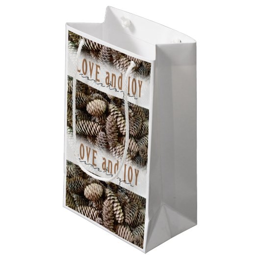 Rustic Holiday Love and Joy Pine Cone Klein Cadeauzakje (Voorkant Gekanteld)