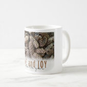 Rustic Holiday Love and Joy Pine Cone Koffiemok (Voorkant rechts)