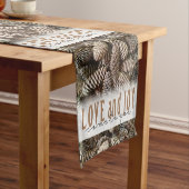 Rustic Holiday Love and Joy Pine Cone Korte Tafelloper (Voorbeeld)