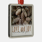 Rustic Holiday Love and Joy Pine Cone Metalen Ornament (Rechts)