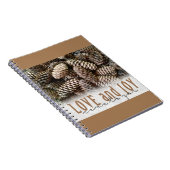 Rustic Holiday Love and Joy Pine Cone Notitieboek (Rechterzijde)