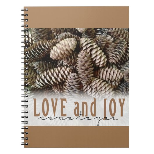 Rustic Holiday Love and Joy Pine Cone Notitieboek (Voorkant)