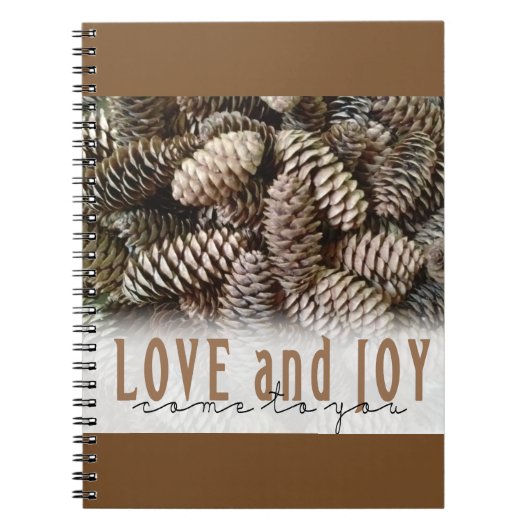Rustic Holiday Love and Joy Pine Cone Notitieboek (Voorkant)