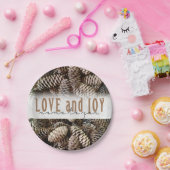 Rustic Holiday Love and Joy Pine Cone Papieren Bordje (Feest)