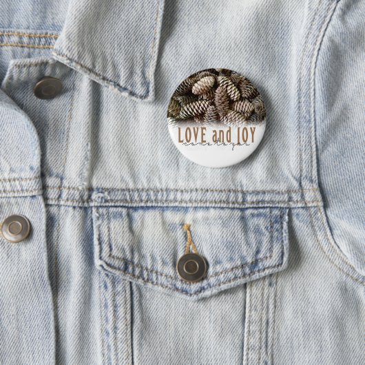 Rustic Holiday Love and Joy Pine Cone Ronde Button 5,7 Cm (In situ)