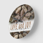 Rustic Holiday Love and Joy Pine Cone Ronde Klok (Hoek)