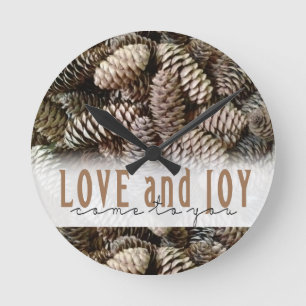 Rustic Holiday Love and Joy Pine Cone Ronde Klok