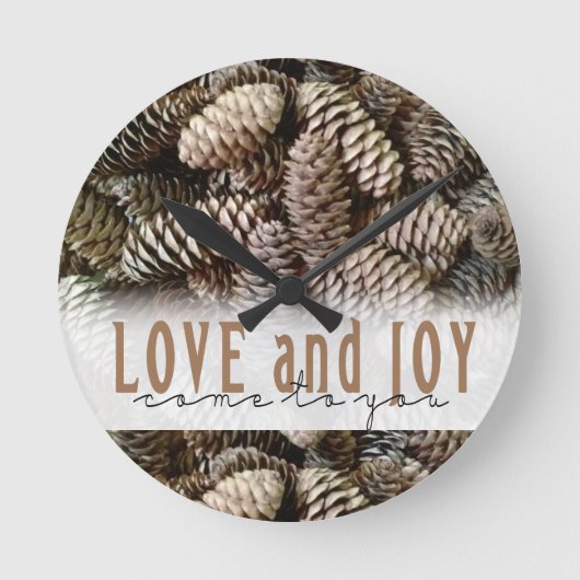 Rustic Holiday Love and Joy Pine Cone Ronde Klok (Voorkant)