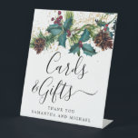 Rustic Holly Berries Wedding Cards and Gifts Reclamebord Met Voetstuk<br><div class="desc">De bijtende piek van heilige en bessen was bezaaid met gouden confetti creëer de bovenste grens van deze Kaarten en geeft het wintertrouwbord. Het is klein genoeg om op tafel te worden gelegd. De kaarten en de Gifts worden geschreven in een modern trendy manuscript. Dank u en de trouwpaar namen...</div>